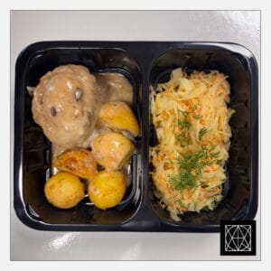 Kiaulienos zrazas su grybais, pateikiamas su keptomis bulvėmis ir kopūstų salotomis, gardintomis majonezu