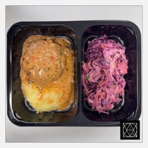 Naminis kiaulienos kotletas, pateikiamas su sviestine bulvių koše ir „Coleslaw“ salotomis