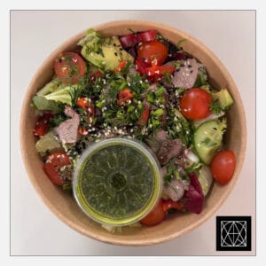 Salotos su antiena, avokadu, vyšniniais pomidorais, Wakame jūros dumbliais ir žolelių pesto padažu