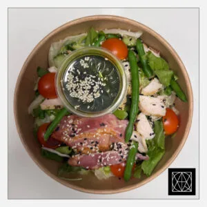 Salotos su vištiena, šonine, šparaginėmis pupelėmis, vyšniniais pomidorais ir žolelių pesto padažu