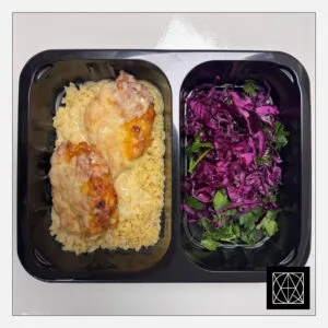 Vištienos kapotukai su morkomis ir svogūnais, pateikiami su bulguro rizotu ir mėlynųjų kopūstų salotomis