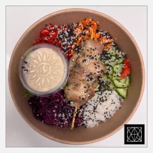 Chicken Poke Bowl – vištienos iešmelis, ryžiai, salotos, edamame pupelės, avokadas, agurkai, marinuota paprika, sezamo sėklos, Cezario-ančiuvių padažas