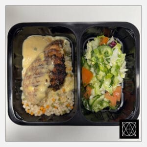 Grill vištienos krūtinėlė su mangų padažu, pateikiama su kuskusu ir šviežiomis salotomis