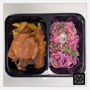 Gruzdintos vištienos juostelės, pateikiamos su gruzdintomis bulvytėmis ir „Coleslaw“ salotomis