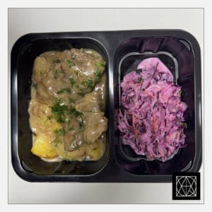 Jautienos kepenėlės grietinėlės-svogūnų padaže, pateikiamos su keptomis bulvėmis ir „Coleslaw“ salotomis