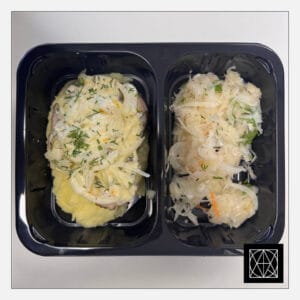 Kiaulienos sprandinė, užkepta marinuotais agurkais ir svogūnais, pateikiama su sviestine bulvių koše ir mūsų raugintais kopūstais, gardintais aliejumi ir svogūnėliais