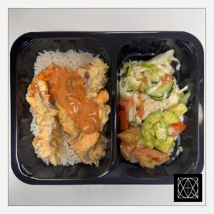Lašiša tempura tešloje su aštriu Chalapos paprikų-česnakų padažu, ryžiais, šviežiomis salotomis ir pomidorų-avokadų salsa