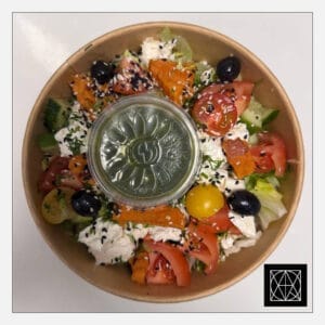 Salotos su keptais batatais, feta ir pomidorais, gardintos naminiu žaliuoju pesto padažu