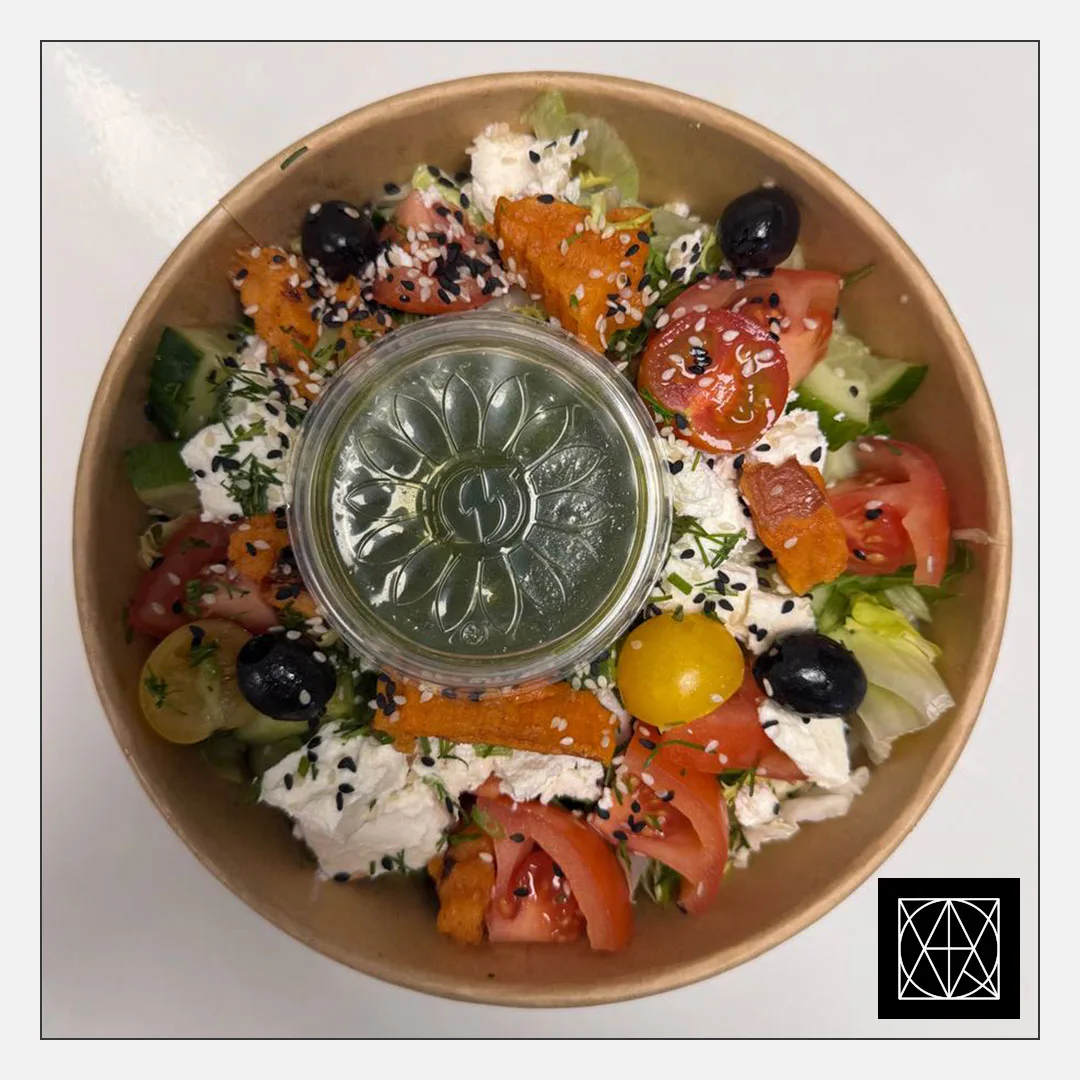 Salotos su keptais batatais, feta ir pomidorais, gardintos naminiu žaliuoju pesto padažu