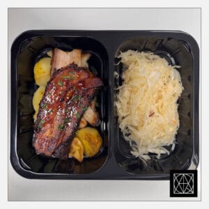 Šoninės juostelės, glazūruotos teriyaki padažu, pateikiamos su keptomis bulvėmis ir mūsų raugintais kopūstais, gardintais aliejumi ir svogūnėliais