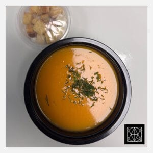 Trinta moliūgų ir salierų sriuba, paskaninta duonos skrebučiais