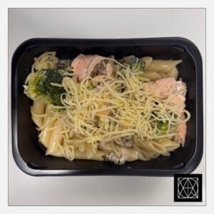 Vamzdelių formos makaronai „Penne“ su lašiša, brokoliais, grietinėlės padažu ir parmezano sūriu