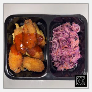 Viščiukų vidinės sparnelių dalys, gardintos aitriųjų paprikų padažu, pateikiamos su gruzdintomis bulvytėmis ir „Coleslaw“ salotomis