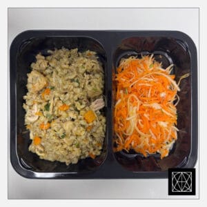 Vištienos ir perlinių kruopų troškinys, skanintas kariu ir morkomis, pateikiamas su marinuotų morkų-kopūstų salotomis