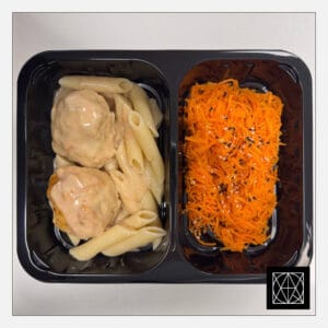 Vištienos kukuliai, pateikiami su makaronais ir korėjietiškomis morkomis