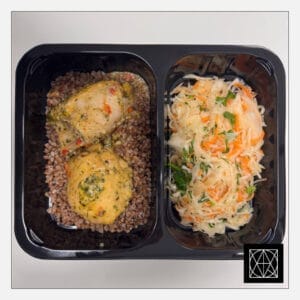 Vištienos kumpeliai su saldžiai aštriu padažu, pateikiami su grikiais ir kopūstų salotomis