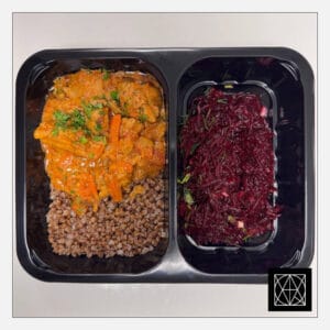 Vištienos troškinys „Tikka masala“, pateikiamas su grikiais ir burokėlių salotomis