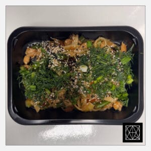 WOK makaronai su vištiena, wok daržovėmis, šparaginėmis pupelėmis, paprikomis, cukinija, kepintais sezamais, svogūnų laiškais ir saldžiai aštriu padažu