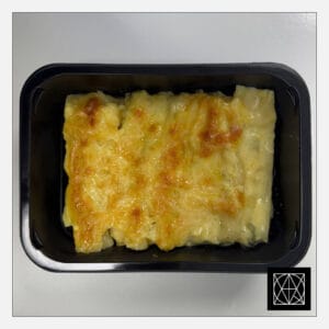 „Cannelloni“ makaronai, įdaryti varške ir špinatais, užkepta kietuoju sūriu „Grana Padana“