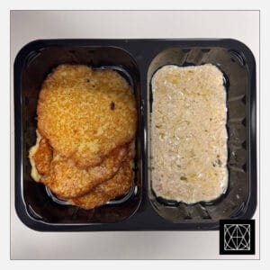 Bulviniai blynai, pateikiami su grietinės-šoninės padažu