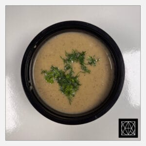 Kreminė sriuba su daržovėmis (salierais, keptais grybais, pastarnokais, svogūnais ir česnaku)