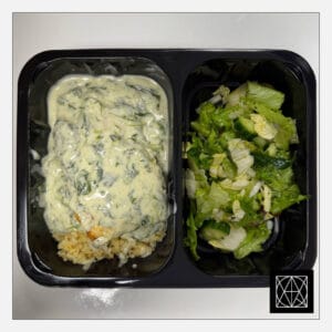 Ledjūrio menkė su špinatų padažu, pateikiama su bulguru ir šviežiomis salotomis