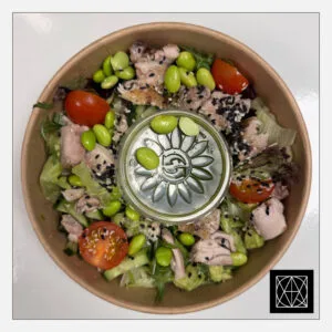 Salotos su kepta vištiena, edamame pupelėmis, agurkais, avokadu ir žaliuoju pesto padažu