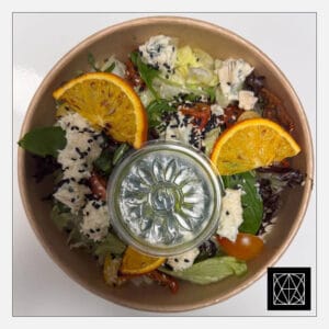 Salotos su mėlynuoju pelėsiniu sūriu, karamelizuotais apelsinais, džiovintais pomidorais ir naminiu pesto padažu