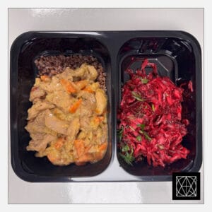 Vištiena stroganovietiškai, pateikiama su grikiais ir burokėlių-raugintų kopūstų salotomis