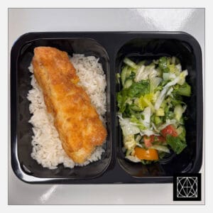 Vištienos suktinukas su sūriu, pateikiamas su ryžiais ir šviežiomis salotomis