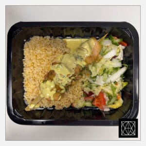 Vištienos vėrinukas su kario padažu, pateikiama su bulguro rizotu ir šviežiomis salotomis