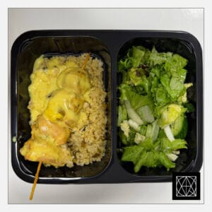 Vištienos vėrinukas su kario padažu, pateikiamas su bulguro rizotu ir šviežiomis salotomis