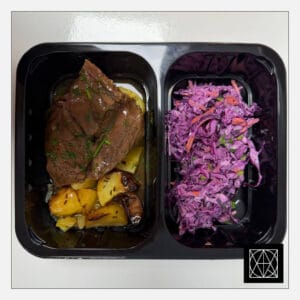 Garinta jautiena su „Poivrade“ padažu, pateikiama su keptomis bulvėmis, gardintomis kmynais ir „Coleslaw“ salotomis