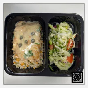 Hoki filė su kaparėlių padažu, pateikiama su kuskusu ir šviežiomis salotomis