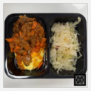 Jautienos guliašas, pateikiamas su sviestine bulvių koše ir mūsų raugintais kopūstais, gardintais aliejumi ir svogūnais