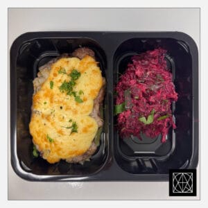 Kiaulienos sprandinė, užkepta marinuotais agurkais ir sūriu, pateikiama su sviestine bulvių koše ir burokėlių salotomis, gardintomis majonezu