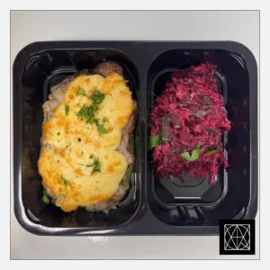 Kiaulienos sprandinė, užkepta marinuotais agurkais ir sūriu, pateikiama su sviestine bulvių koše ir burokėlių salotomis, gardintomis majonezu