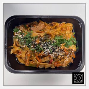 WOK makaronai su kiaulienos juostelėmis, wok daržovėmis, paprikomis, cukinija, kepintais sezamais, svogūnų laiškais ir teriyaki padažu