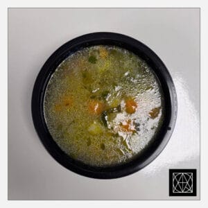 Agurkinė sriuba, skaninta perlinėmis kruopomis ir morkomis