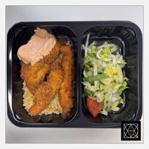 Gruzdintos kalakutienos juostelės su pikantišku padažu, pateikiamos su bulguru ir šviežiomis salotomis