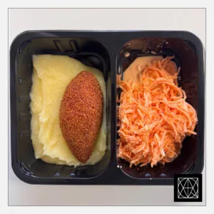 Kijevo kotletas, pateikiamas su bulvių koše ir morkų salotomis, gardintomis baltaisiais ridikais