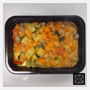 Marokietiškas avinžirnių troškinys su morkomis ir paprikomis, gardintas petražolėmis ir kokosų pienu