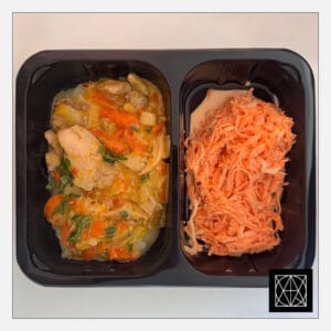 Saldžiai aštrus vištienos troškinys su morkomis, pateikiamas su bulvių koše ir morkų salotomis, gardintomis baltaisiais ridikais