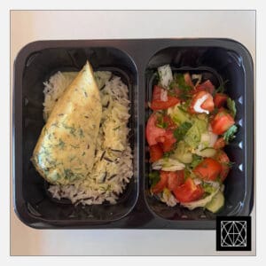 Vištienos krūtinėlė, gardinta kario padažu ir žalumynais, pateikiama su laukiniais ryžiais ir šviežiomis salotomis