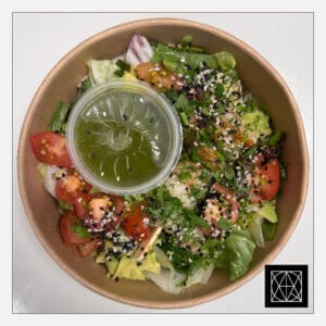 Gaivios avokadų salotos su keptomis krevetėmis, kepta cukinija, Wakame jūros dumbliais ir žaliuoju pesto padažu