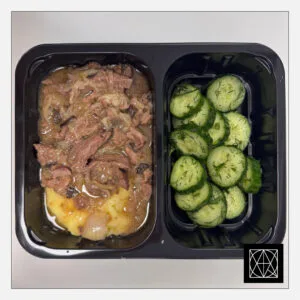 Jautienos befstrogenas, pateikiamas su bulvių koše ir šviežiai raugintais agurkais