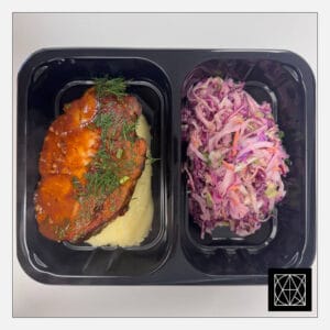 Kiaulienos sprandinė su BBQ padažu, pateikiama su bulvių koše ir „Coleslaw“ salotomis
