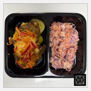Kiaulienos sprandinė, užkepta marinuotomis paprikomis ir sūriu, pateikiama su keptomis bulvėmis, gardintomis kmynais ir „Coleslaw“ salotomis