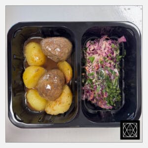 Švediški jautienos kukuliai su „Poivrade“ padažu, pateikiami su keptomis bulvėmis ir „Coleslaw“ salotomis
