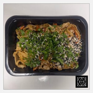 WOK makaronai su kiaulienos juostelėmis, wok daržovėmis, morkomis, cukinija, kepintais sezamais, svogūnų laiškais ir teriyaki padažu